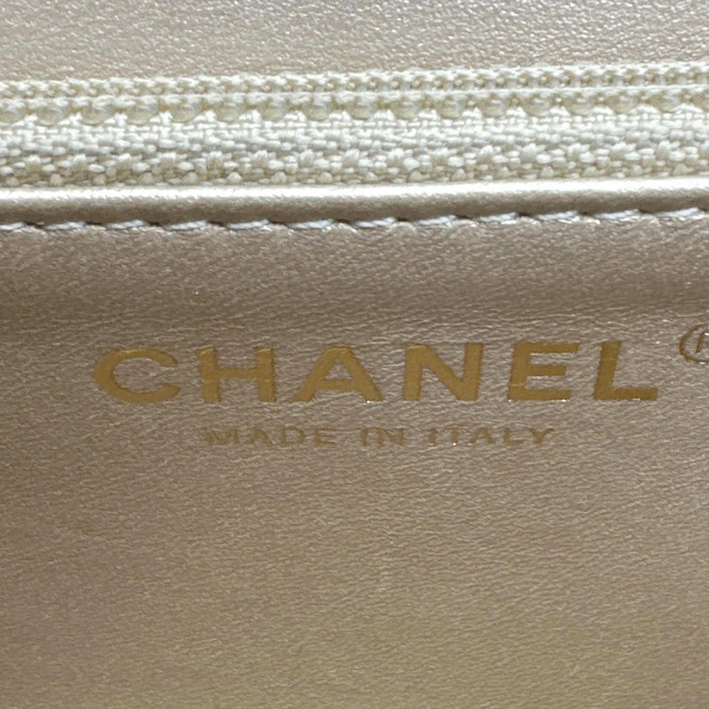 CHANEL Chic Pearls Flap Quilted Leather Shoulder Bag Off White