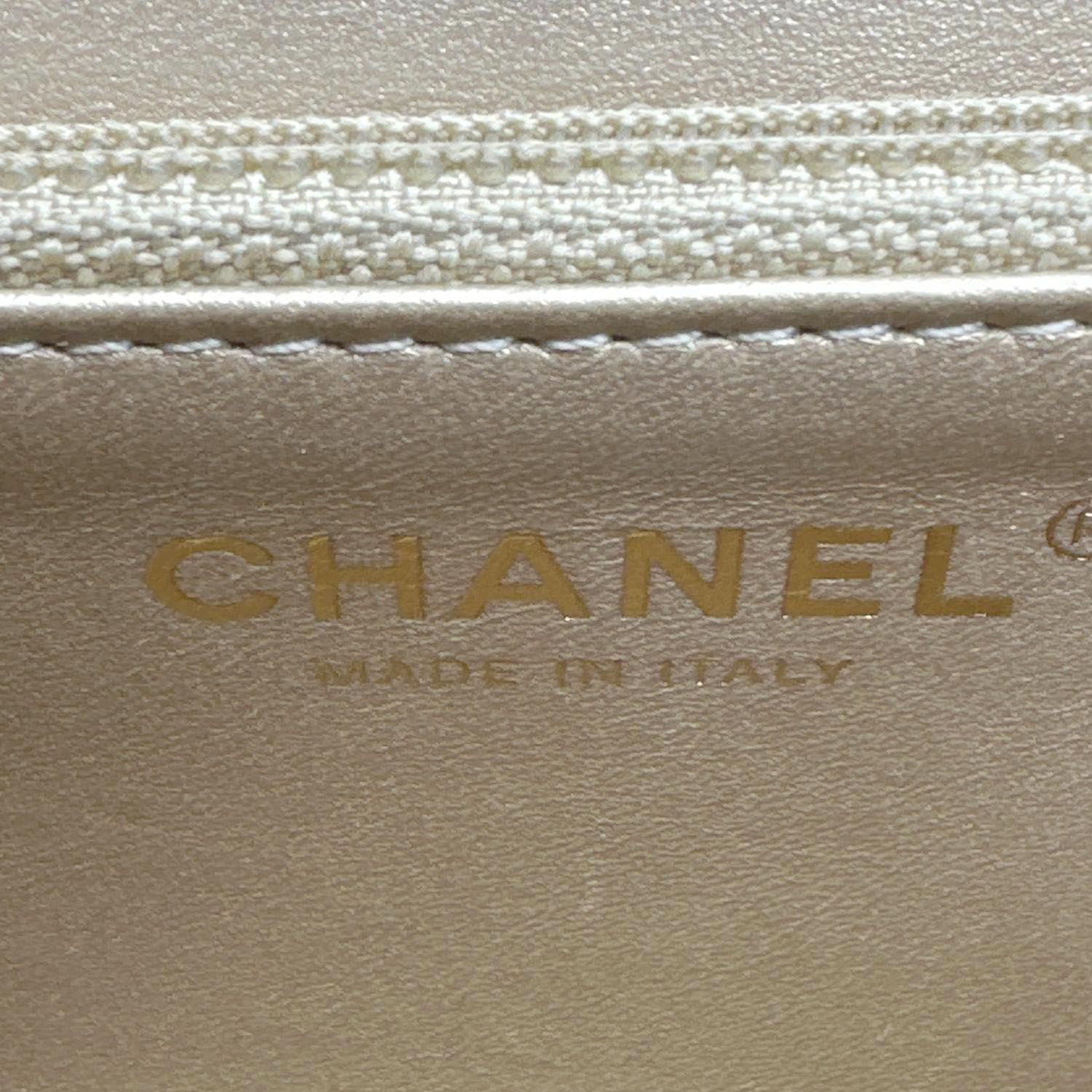 CHANEL Chic Pearls Flap Quilted Leather Shoulder Bag Off White